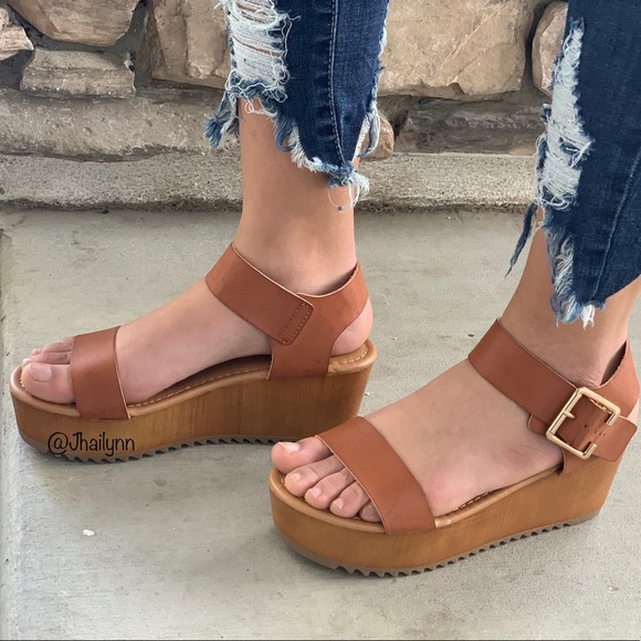 LAST 6 Tan platform sandals HP 🌻 - Picture 3 of 7
